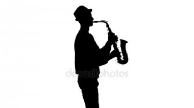 Siluet jazzman ağır çekimde saksafon solo gerçekleştirir