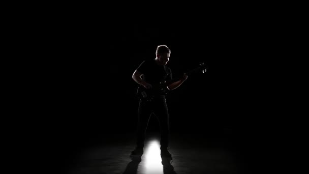 Solo gitara basowa w wykonywaniu człowiek młody muzyk — Wideo stockowe
