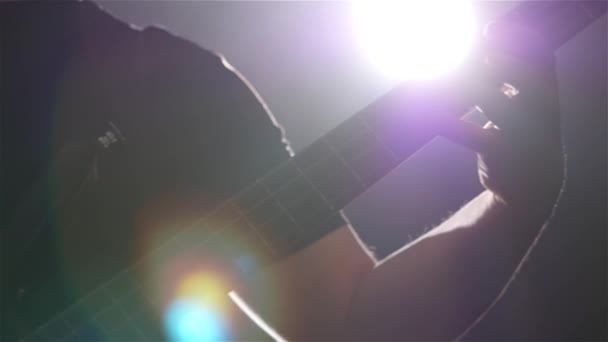 Primer plano. Manos músico hombre jugar en cuerdas bajo eléctrico guitarra — Vídeo de stock