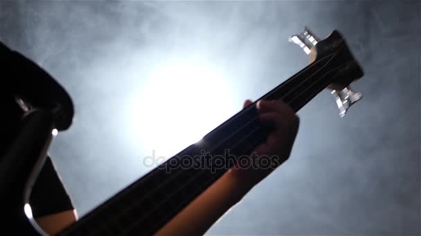 Muzikant op vier snaren basgitaar spelen. Close-up. Slow motion — Stockvideo