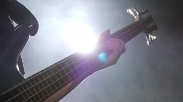 Gros plan. Au ralenti. Jouer musicien sur quatre cordes guitare basse — Video