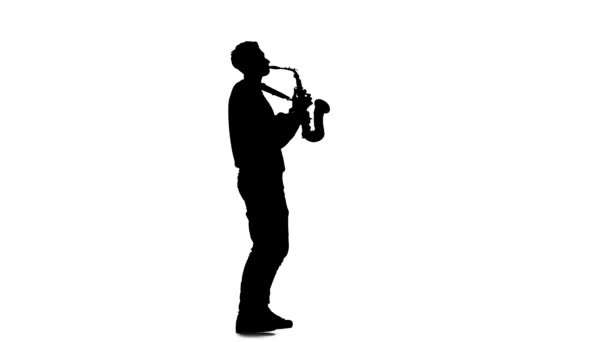 Silueta saxofonista tocando un instrumento musical sobre un fondo blanco — Vídeo de stock