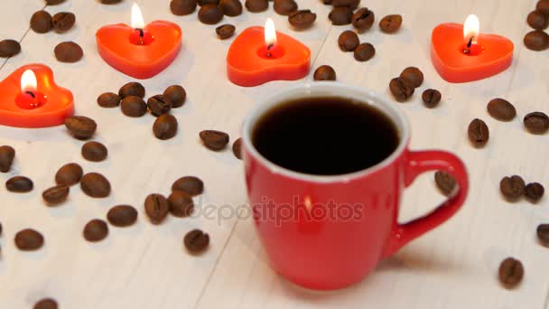 Kaarsen in de vorm van een hart naast kopje koffie — Stockvideo