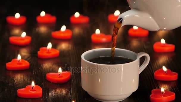 Copa de café recién hecho y fragante a la luz de las velas románticas — Vídeo de stock