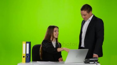 Dizüstü bilgisayarda ne gördüğünü gülüyor iki Ofis çalışanları