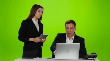 Müdire Hanım onun çalışan iş bitmiş için övdü. Yeşil ekran