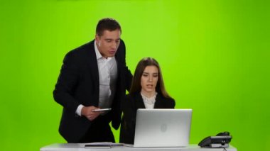 Çalışan kadının önünde onun patron adam haklı