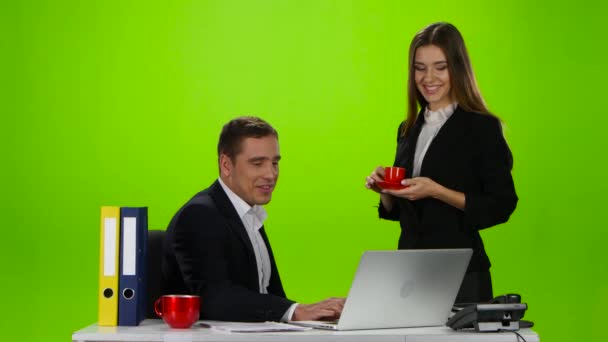 Tazza di tè durante la pausa pranzo in ufficio — Video Stock