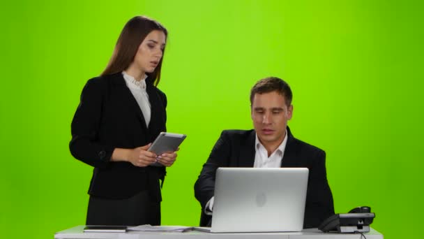 Die Schulleiterin lobte seine Mitarbeiterin für die geleistete Arbeit. Green Screen — Stockvideo