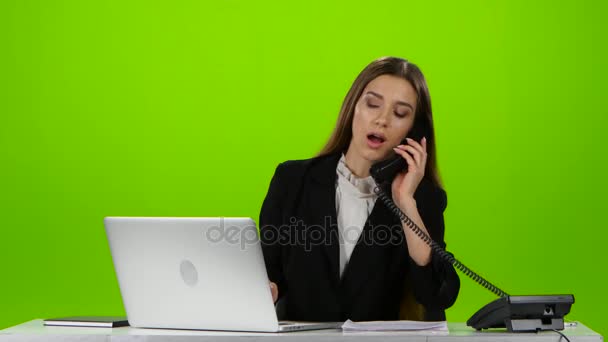Mujer responde a una llamada importante en un teléfono de trabajo — Vídeos de Stock