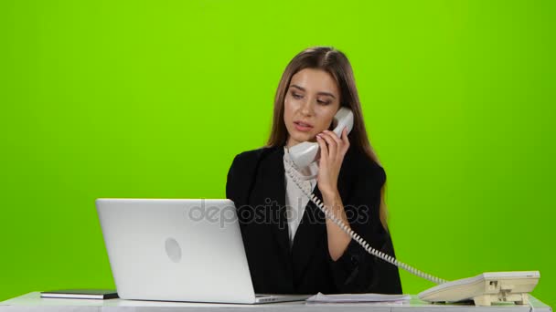 女性は、事務所から電話を応答します。緑色の画面 — ストック動画