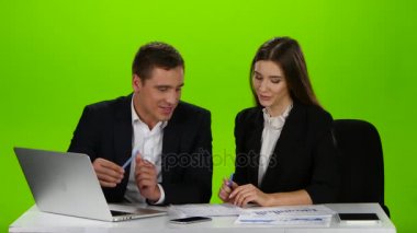 Çift meslektaşları ilerideki bir eylem için bir strateji karar. Yeşil ekran