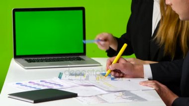 Erkek ve kadın bir grafik çizin. Yeşil ekran monitör ofiste çalışmak