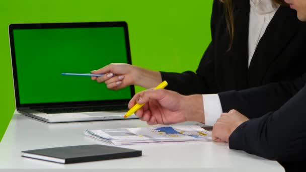 Escritorio en la oficina con gráficos importantes. Cuaderno de pantalla verde — Vídeos de Stock