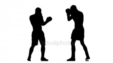 Kickboxers çoğu eğitim kafama tekme attı. Siyah siluet