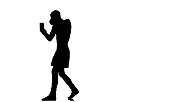 Тренирую боксера. Черный силуэт на белом фоне студии — стоковое видео
