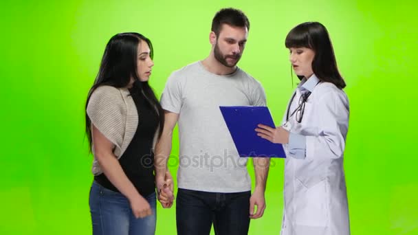 Муж и жена пришли к врачу за результатами. — стоковое видео