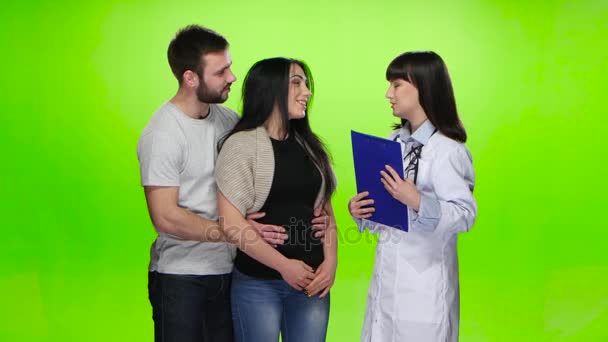 Молодая пара наслаждается от слов, услышанных от врача — стоковое видео