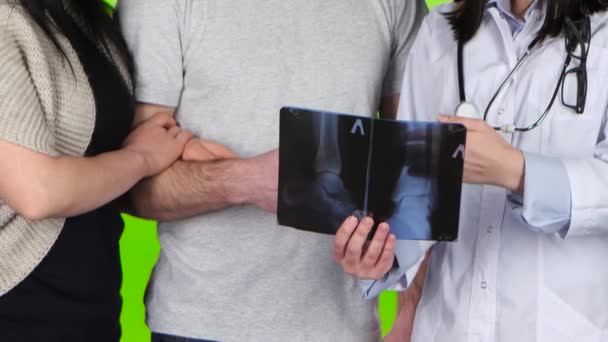 Arzt erklärt Röntgenbild und verabschiedet Patientin — Stockvideo
