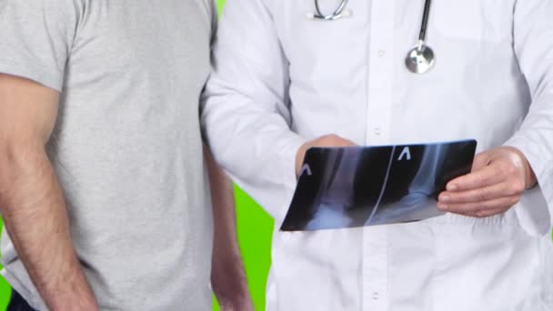 Lekarz i pacjent człowieka, omawiając rentgenowskiego. Zielony ekran — Wideo stockowe