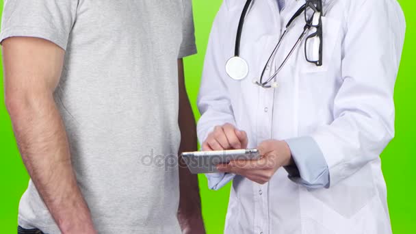 Kvinna läkare och man patienten diskutera behandling. Grön skärm — Stockvideo