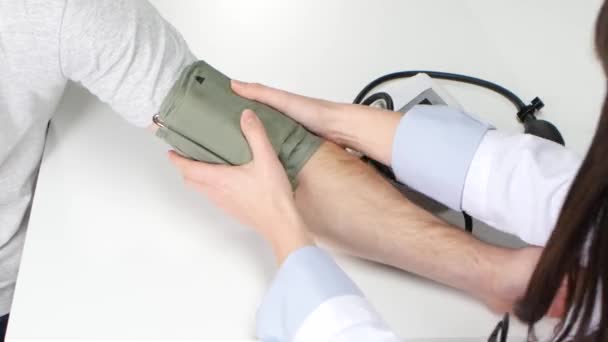 Kadın doktoru kullanılan Tansiyon Aleti closeup — Stok video