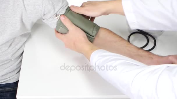 Krevní tlak se měří lékař s tonometru. Z výše uvedeného — Stock video