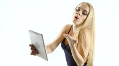 Kapak kızı selfie Fotoğraflar tableti kullanarak yapar. Beyaz studio
