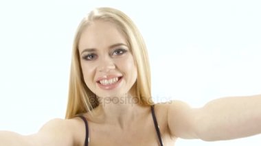 Farklı pozlar ve sarışın kızın işi fotoğraf makinesinde duygular. Stüdyo