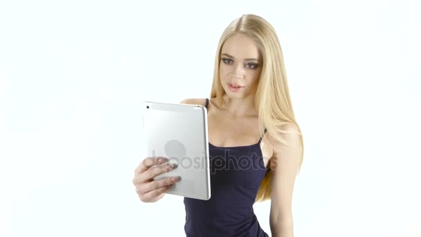 Selfie photo blonde girl who makes it to tablet online — Stock Video