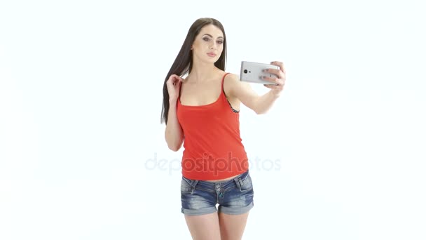 在移动电话上的自拍照照片让黑发女孩模型 — 图库视频影像