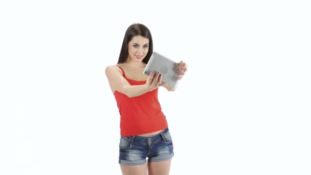 Usando a câmera frontal do tablet fazer foto selfie — Vídeo de Stock