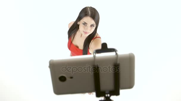 Bruna ragazza facendo foto selfie utilizzando uno smartphone e un monopiede — Video Stock