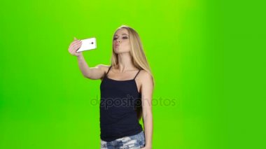 Sarışın kız model Selfie resmi cep telefonu için yapar