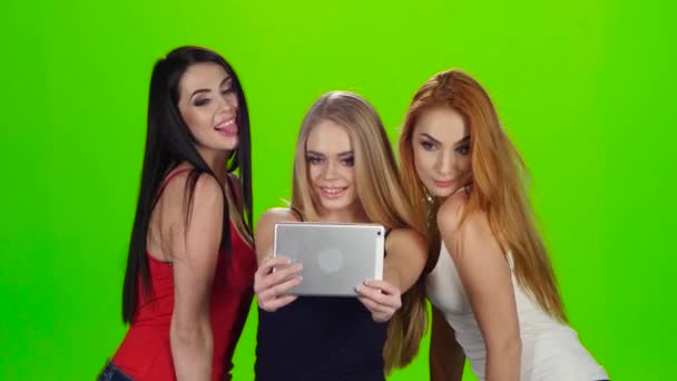 Groen scherm. Meisjes poseren voor de camera van de tablet — Stockvideo