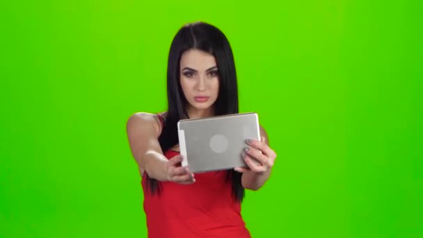 Selfie-Foto mit der Frontkamera des Tablets. Green Screen — Stockvideo