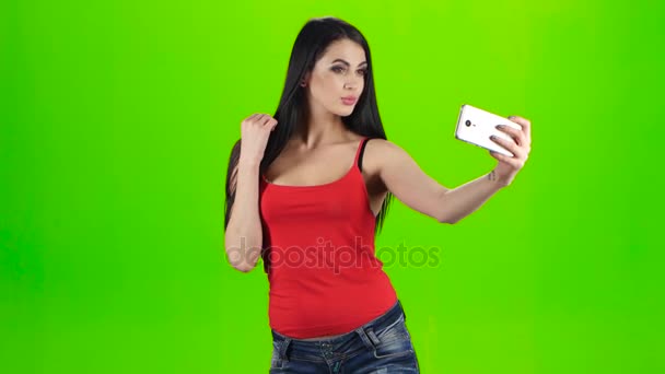 Gadis Brunette membuat foto selfie menggunakan smartphone. Layar hijau — Stok Video