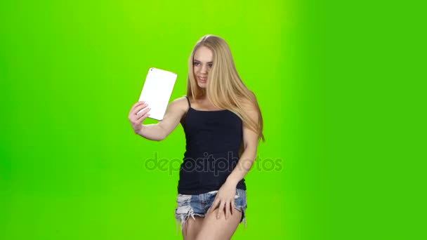 Selfie. Foto usando la cámara frontal de la tableta. Pantalla verde — Vídeos de Stock