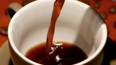 Beyaz fincan döktü sıcak siyah kahve. Portre