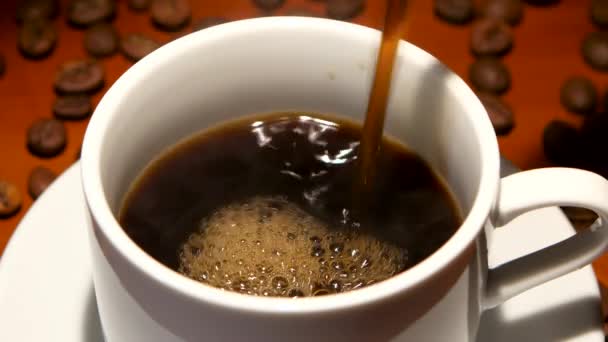 Na xícara branca pura de café expresso preto quente derramado. Fechar. — Vídeo de Stock