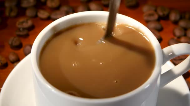 In latte added a lump of sugar and stir, closeup — Stock Video