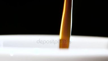 Siyah sıcak kahve beyaz bir kaba dökülür. Portre