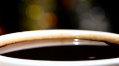 Siyah kahve damla son damla içecek bir fincan