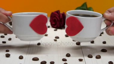 Bir kaç bardak kahve severler. Romantik Sevgililer günü için