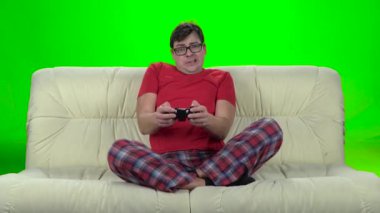 Komik adam gözlüklü bir gamepad video oyun oynuyor