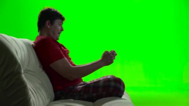 Gamepad üzerinde yeni oyun zevk için oyuncu