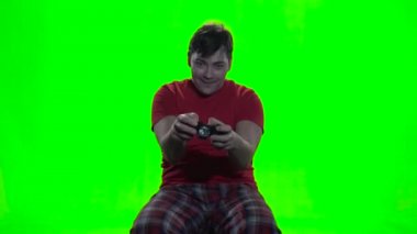 Adam duygusal gamepad üzerinde çalış. Yeşil ekran