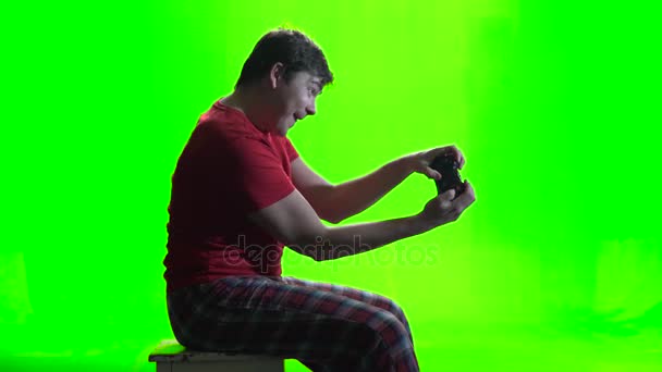 Green screen. Gamer playing a new game on the gamepad — Stock Video