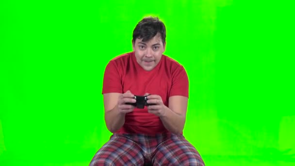Αστείος άνθρωπος παίζει στο gamepad σε νέο βίντεο παιχνίδι — Αρχείο Βίντεο