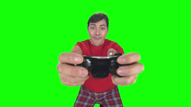 Emotionaler Spieler auf dem Gamepad. Green Screen — Stockvideo